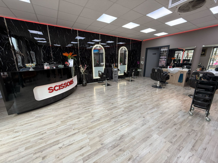 Ruim interieur van Scissors Kapsalon
