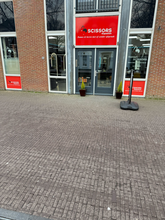 Entree van Scissors Kapsalon aan de Lindegracht